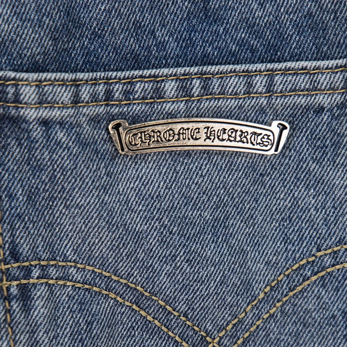 P270 Chrome Hearts Gallery 2025 new limited edition black large cross flared jeans are a hot item this season and are sought after by countless celebrities and fashionistas. The neat details of the cutting process add color to the playful fashion! The neat and meticulous design, and the well-fitting structure is unique. The upper body not only has outstanding recognition, but also looks younger and younger. A style with the ultimate wearing meaning and performance, gorgeous color matching, and the craftsmanship of this style is also extremely extraordinary. After the finished product is washed, it is disassembled and hand-made with sheepskin cross leather and then spliced ​​together to complete. The whole piece has too many craftsmanship to describe. It is decorated with patchwork cross flowers and high-waisted washed jeans! ! Absolutely high-end luxury product, a god-level single product, a super popular product, made by top heavy industry, a magic weapon that cannot be missed to hit the streets. Style number: 1845 Size: 28 30 32 34 36 Color: blue